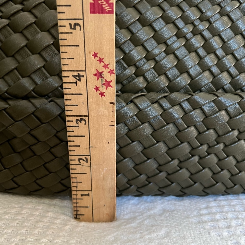Stylish vegan woven shoulder bag -olive green REDUCED! - Picture 5 of 12
